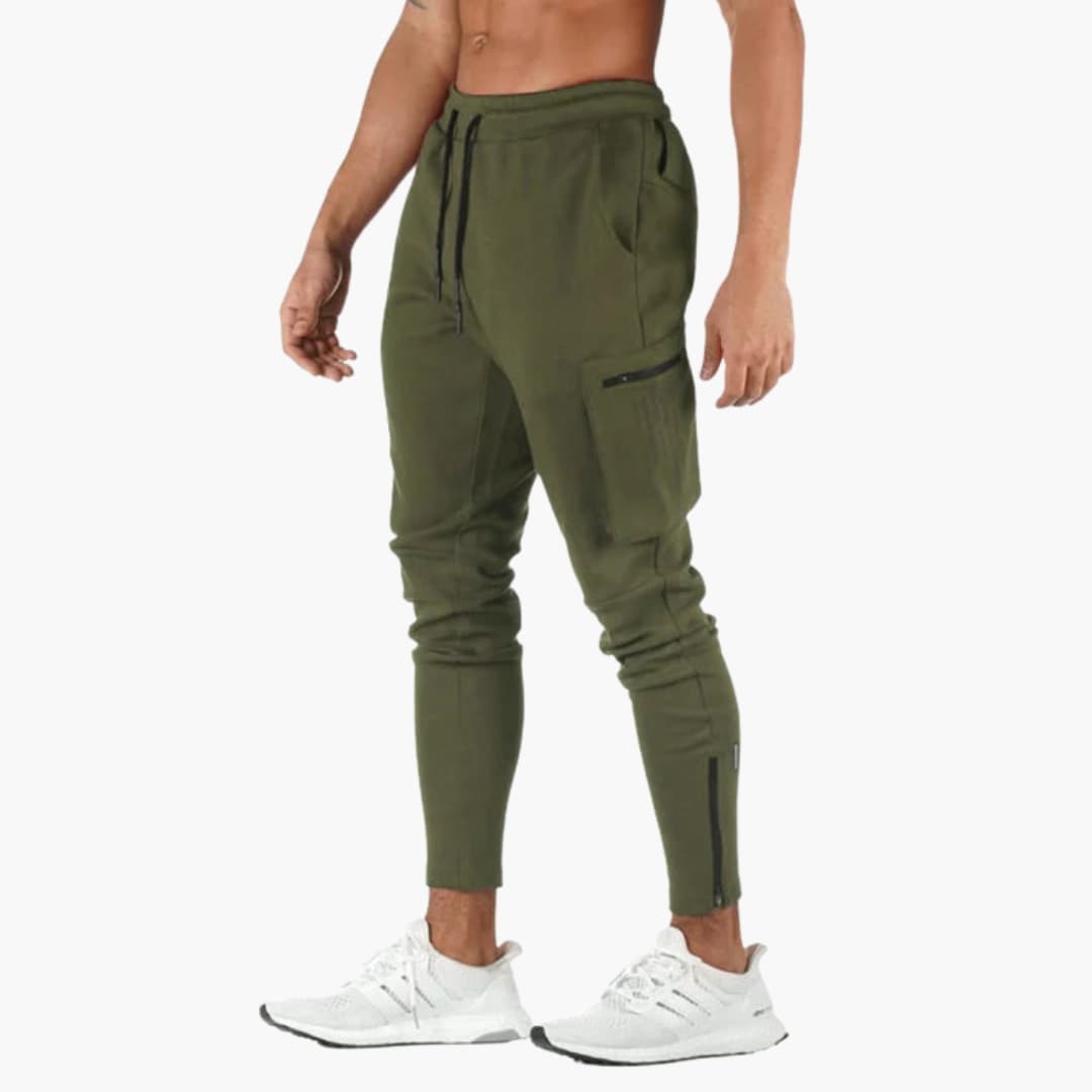 Men's pants with tapered legs and side pockets
