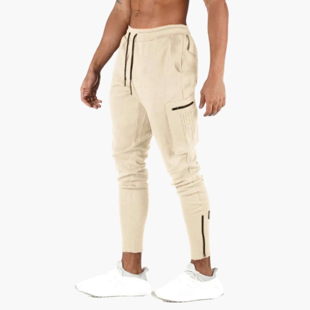 Men's pants with tapered legs and side pockets